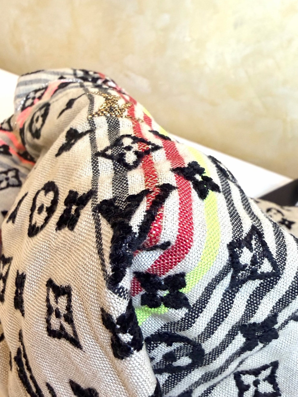 Louis Vuitton Monogram Cheche Bohemian Rouge - Picture 9 of 16